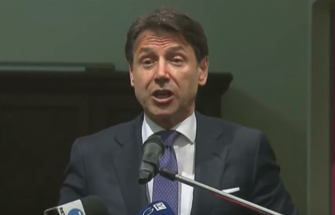 Conte in visita in Lombardia: "Non è il momento di mollare, dispiaciuto per la Cei"