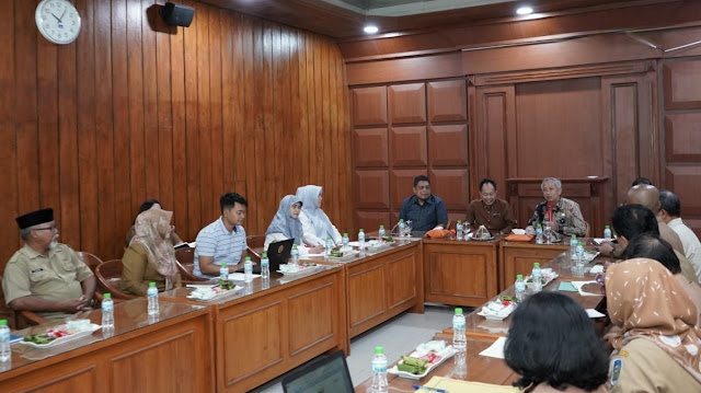 Pj Bupati Nganjuk, Sri Handoko Taruna, dan jajaran saat menerima kunjungan Pemkab Gresik di Peringgitan Pemkab Nganjuk, Selasa 24 Oktober 2023