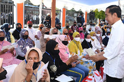 Jokowi Tinjau Pembagian BLT BBM dari Pemerintah pada Masyarakat di Kota Baubau 