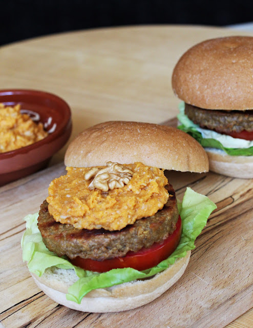 Squisiti burger vegetali Stuffer, accompagnati con pesto al limone.