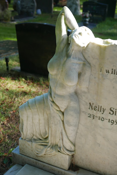 Grafmonument Nelly Siegers-Roelofsen, algemene begraafplaats Ede