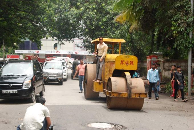 Catch Akshay Kumar inspecting the Roads of Mumbai Images