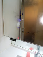 洗面台の鏡に取り付けた小型電波時計