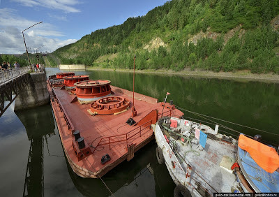 Elevador barcos Rusia Yenisei Krasnoyarsk passage of ships dam Russia