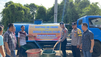 Peduli terhadap korban banjir, Polres Bungo salurkan Air bersih
