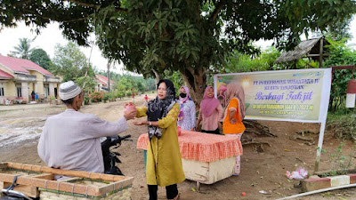 PTPN IV Kebun Tinjowan Bagi-bagi Takjil ke Desa Sekitar