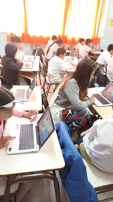Foto 1: alumnos sentados frente a la computadora