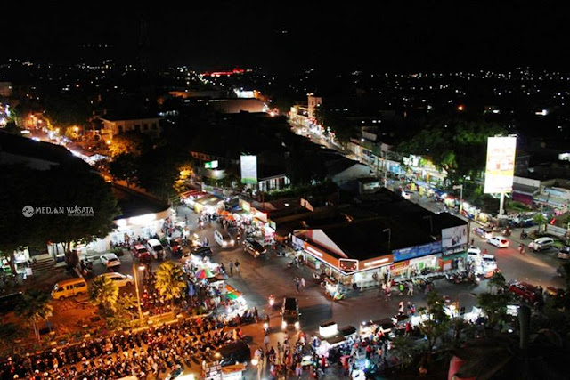 Berlari-lari Menaiki Bianglala Alun-alun Batu Malang