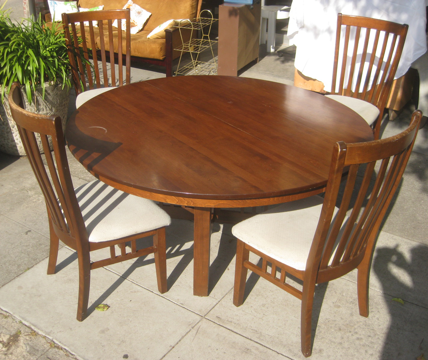 UHURU FURNITURE COLLECTIBLES SOLD Round Dining Table And 4