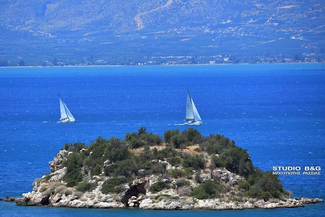 νησίδα στην παραλία της Καραθώνας