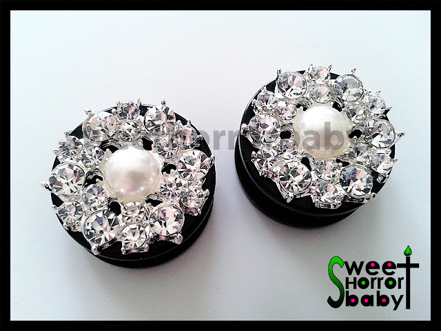 DILATADORES PLUGS "DIAMOND" CON PIEZA DE JOYERÍA COMPUESTA DE PERLA COLOR MARFIL Y CRISTALES.  Ideal para novias, fiestas y ocasiones especiales.