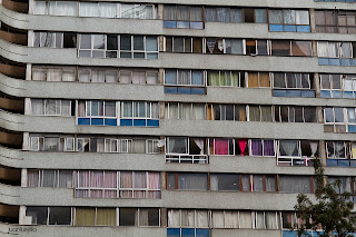 Detalle de cómo se ven las viviendas sin persianas: cortinas de variados colores