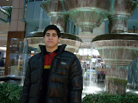 Mauri en la fuente de Place Montreal Trust