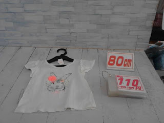 中古品　子供服　８０㎝　ホワイト×うさぎプリント　半袖Tシャツ　１１０円