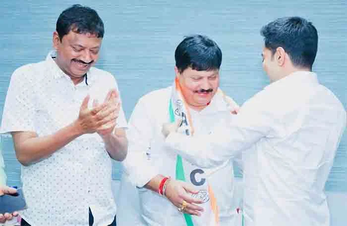 News, National, Top-Headlines, Kolkata, West Bengal, Congress, BJP, Party, Politics, Minister, Arjun Singh to TMC, West Bengal: Arjun Singh returns to Trinamool Congress as he quits BJP, joins party in presence of Abhishek Banerjee.