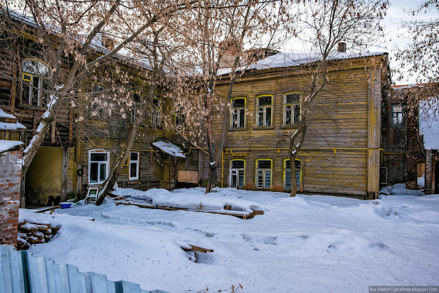 Старый деревянный дом зимой