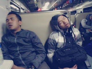 Foto-Foto Ekstrim Lucu Orang Tidur di Kereta