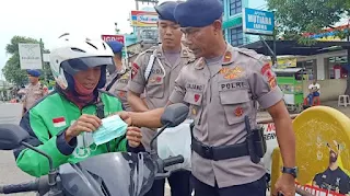 Brimob Peduli Kesehatan , Berbagi Masker Kepada Para Pengguna Jalan