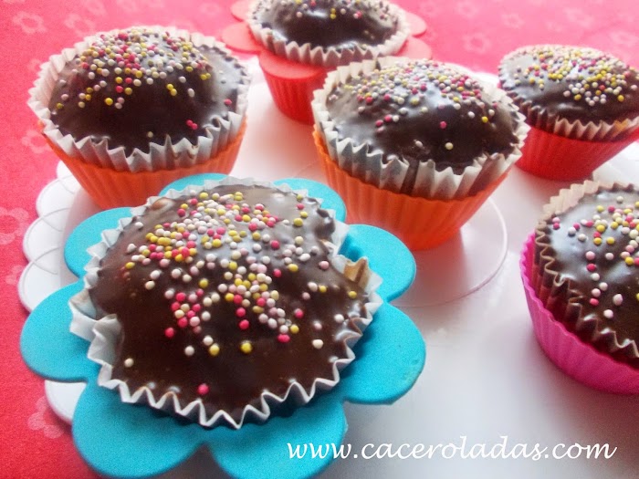 Cupcake de chocolate y nueces con cobertura de chocolate sabor naranja