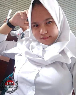 Siswi SMA Cantik Berjilbab