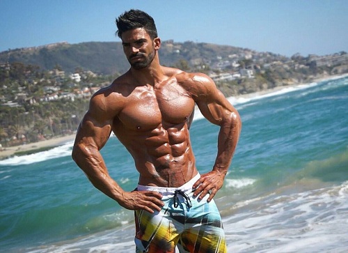 Hombre musculoso en la playa