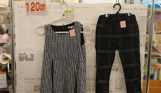 中古品　子供服　１２０㎝　左　　ＢｅＢｅ　ワンピース　２９０円　右　黒　ズボン　３９０円