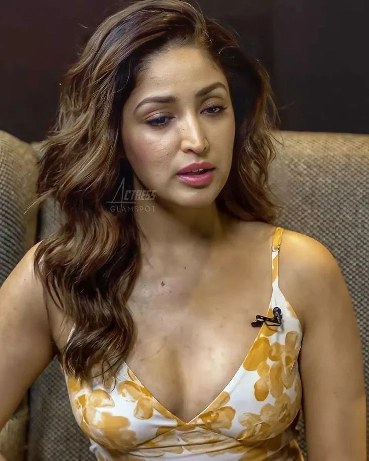 Yami Gautam hot Big boobs and Cleavage show, Yami Gautam Gorgeous looks, Yami Gautam Hot, Yami Gautam Sexy, Yami Gautam Big boobs and Cleavage show, Yami Gautam