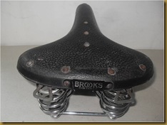 Brooks B73 - plat logo