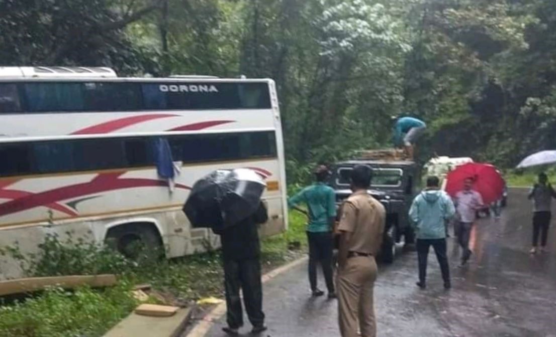 കണ്ണൂരിൽ ബ​സ് മ​ര​ത്തി​ലി​ടി​ച്ച്‌ നാ​ല് പേ​ര്‍​ക്ക് പ​രി​ക്ക് 