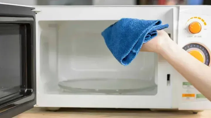 Como limpar o microondas: dicas práticas para um aparelho impecável