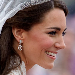 anting, berlian, 214 juta, anting kate, anting kate middleton, anting kate middleton seharga 214 juta