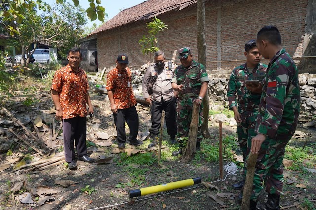 Danramil 05 Weru Dampingi Tim dari Korem 074/Wrt dan PT.SHA Solo, Deteksi sumber air bawah tanah di dukuh Serut.