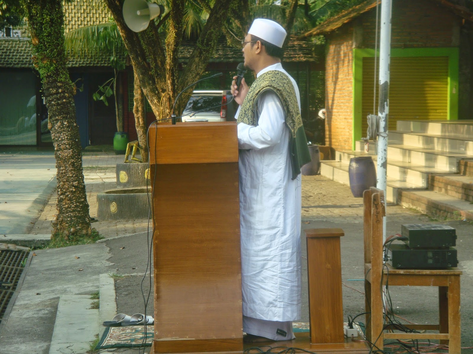 Sholat Idul adha di halaman SMK Izzata Depok