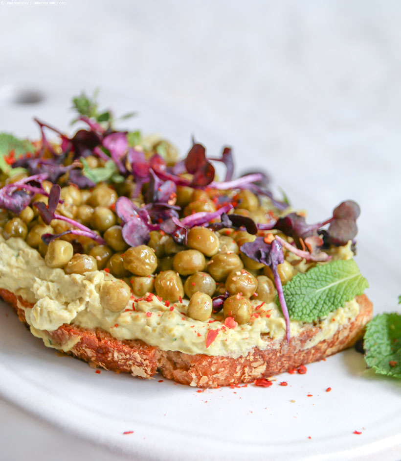 Röstbrot mit veganem Erbsen-Minze-Aufstrich