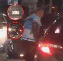 Captan hombre introduciendo mujer a la fuerza en vehículo con placa Oficial en Los Girasoles