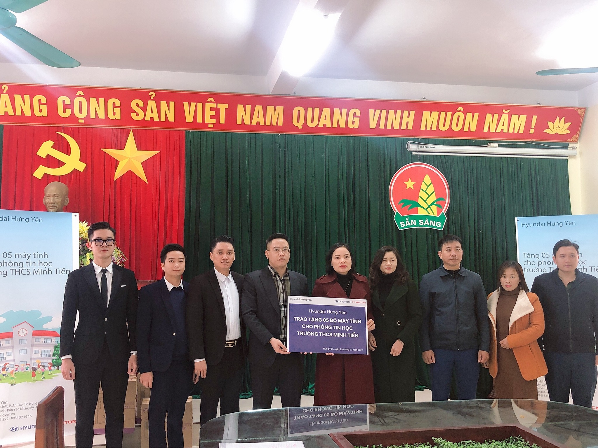 Hyundai Hưng Yên trao tặng máy tính cho trường THCS Minh Tiến