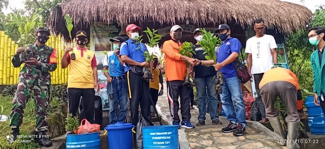 Penanaman Pohon Perindang Dilokasi Wisata : "Punthuk Kepuh" Digadang-gadang Akan Mendongkar Wisatawan Yang Berkunjung Ke Gunungkidul 