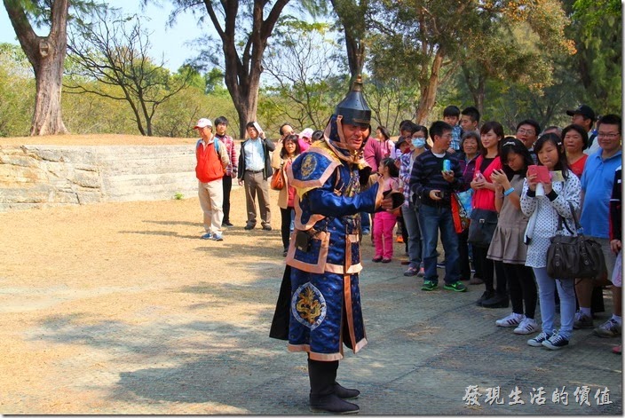 台南-億載金城。將軍演員正在逗趣且口沫橫飛的解說大砲的威力及歷史。