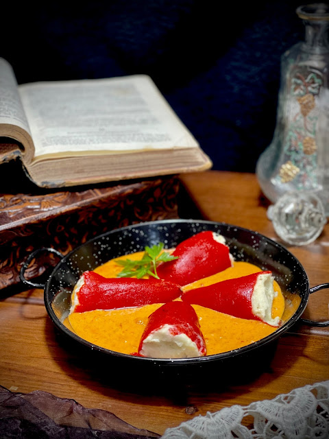 Pimientos del piquillo rellenos de brandada de bacalao en salsa de pimiento rojo