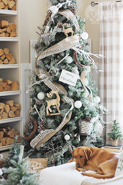 How to decorate a Christmas tree. Tips on decorating a Christmas tree. Farmhouse Christmas tree decor and decorating ideas. Woodland themed Christmas tree.