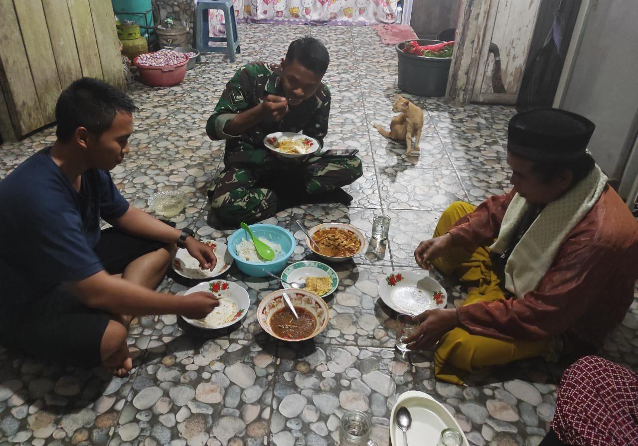 Warga Undang Anggota Satgas TMMD Regtas Ke 111 Kodim 1202/Skw Makan Malam.