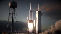 Wizje artystyczne. Rakieta Falcon Heavy odrywa się od wyrzutni startowej 39A w Centrum Kosmicznym Kennedy'ego na Florydzie i wznosi się w bezchmurne niebo nad Przylądkiem Canaveral. Credits: SpaceX 