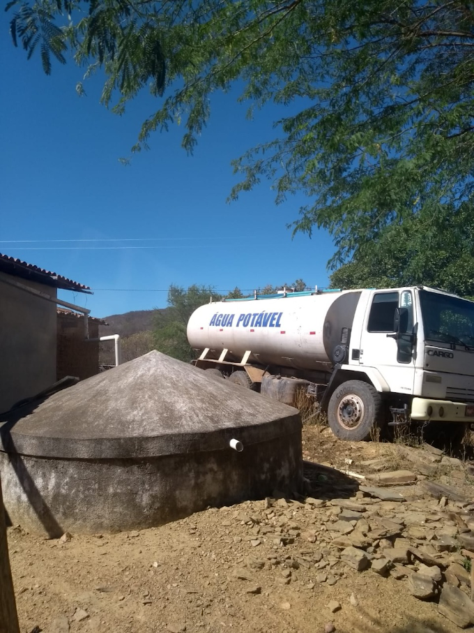 Caminhões-pipa abastecem comunidades rurais em Mauriti.