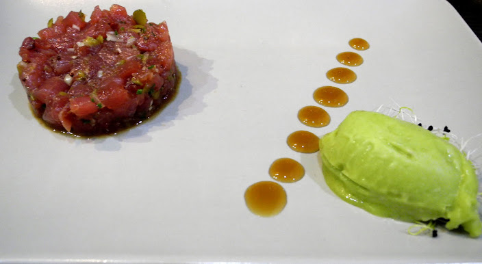 Tartar de atún con helado de aguacate