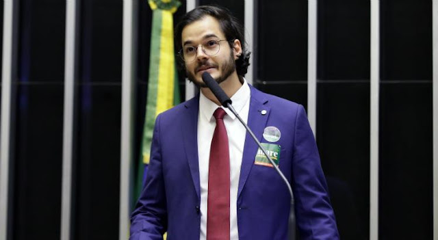 Namorado de Fátima Bernardes afronta Jair Bolsonaro na Câmara e desafia o presidente: “Presepada”