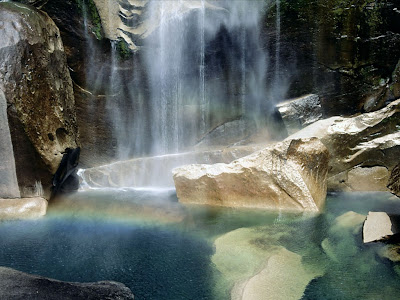 salto-de-agua-entre-rocas-en-Yosemite-California-USA