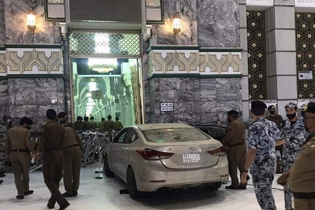 Sebuah Mobil Meluncur, Menabrak Gerbang Masjidil Haram Mekkah