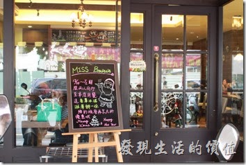 台南-巴娜娜早午茶趣。【巴娜娜的早午茶趣】的大門及外觀。 