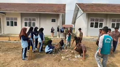KKN STES TUNAS PALAPA Gelar Sosialisasi Kebersihan di SMA Tiyuh Gunung Menanti