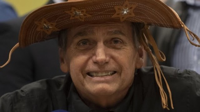Para reduzir rejeição no Nordeste, Bolsonaro põe chapéu de couro